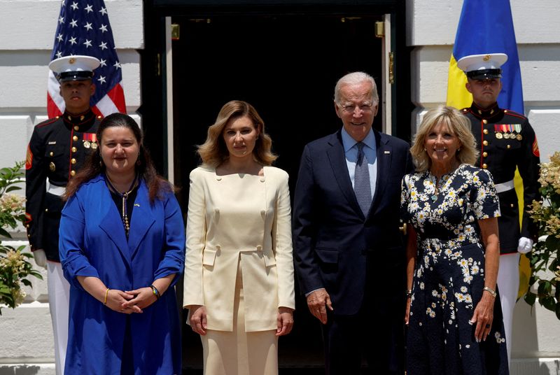 &copy; Reuters. الرئيس الأمريكي جو بايدن وزوجته جيل بايدن (الى اليمين) والسيدة الأولى في أوكرانيا أولينا زيلينسكا (في منتصف الصورة) في البيت الأبيض بواشنطن 