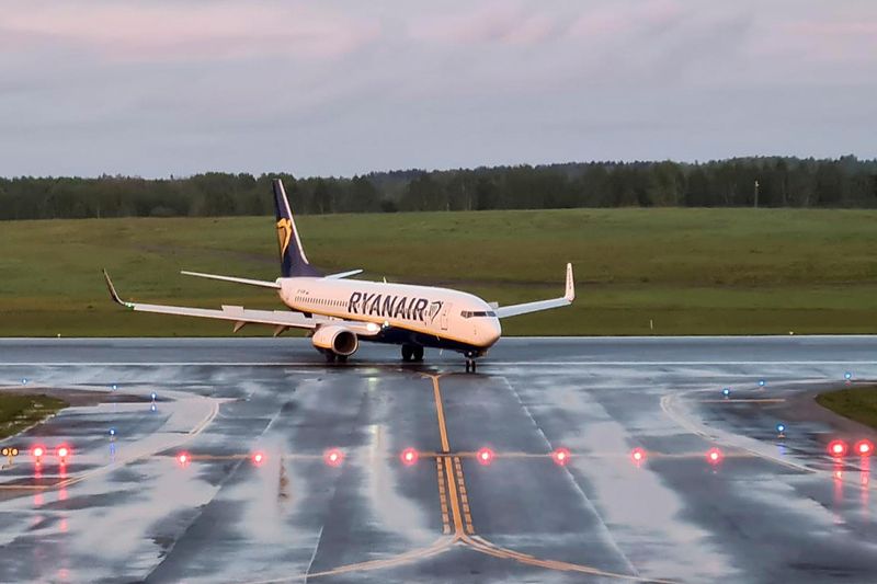 &copy; Reuters. FILE PHOTO: A Ryanair aircraft, which was carrying Belarusian opposition blogger and activist Roman Protasevich and diverted to Belarus, where authorities detained him, lands at Vilnius Airport in Vilnius, Lithuania May 23, 2021. REUTERS/Andrius Sytas/Fil