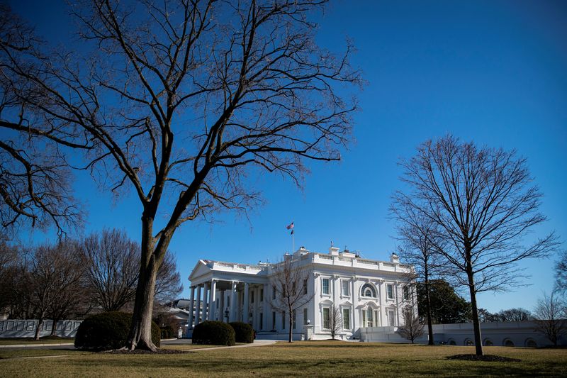 &copy; Reuters. مشهد جانبي للجزء الخارجي من البيت الأبيض في واشنطن يوم 6 من فبراير شباط 2022. تصوير: آل دراجو - رويترز 
