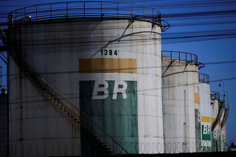 &copy; Reuters. 　７月１９日、ブラジルの国営石油ペトロブラスは、２０日に製油所のガソリン価格を約５％引き下げると発表した。ブラジル・ブラジリアで６月１７日撮影（２０２２年　ロイター/Ueslei M