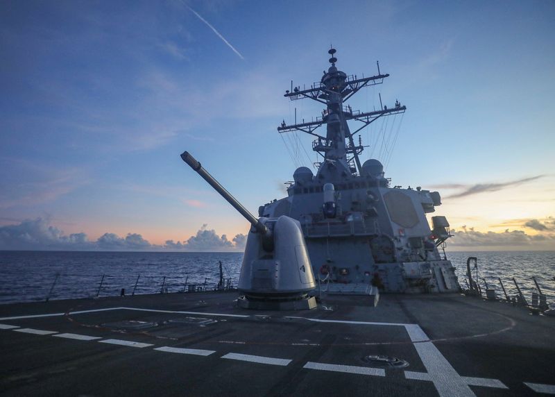 &copy; Reuters.   中国軍は２０日、米海軍の艦艇が台湾海峡を通過したことを受けて、米国は「台湾海峡の平和と安定の破壊者」だと非難した。写真は、米海軍第７艦隊ミサイル駆逐艦ベンフォールド。提