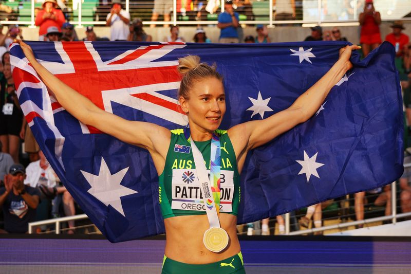 &copy; Reuters. الأسترالية إليانور باترسون تحتفل بإحرازها ذهبية منافسات القفز العالي ببطولة العالم لألعاب القوى يوم الثلاثاء. تصوير: برايان سنايدر - رويتر