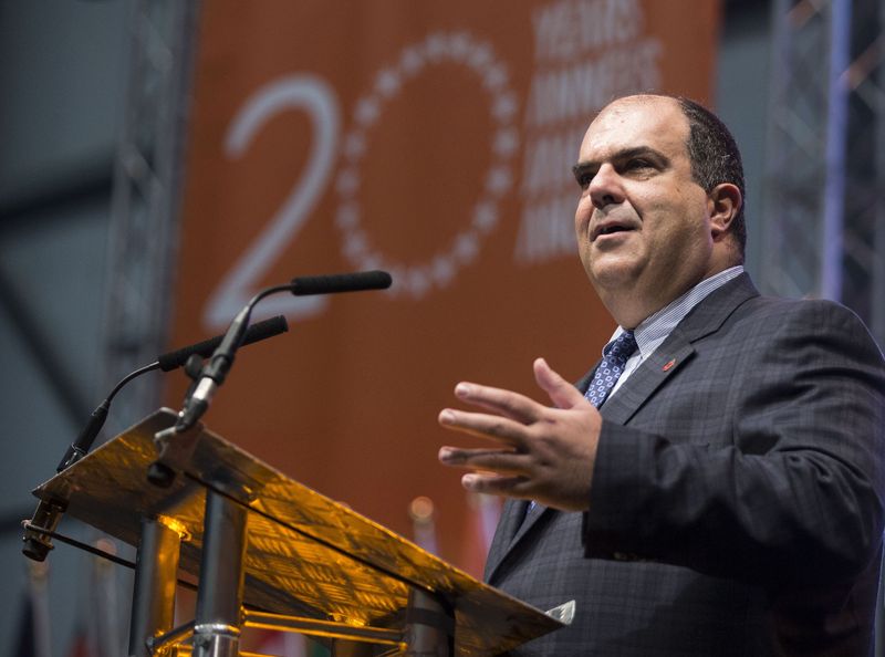 © Reuters. FILE PHOTO: Easyjet founder Stelios Haji-Ioannou speaks at a media event to celebrate 20 years in business at Luton Airport, southern England, November 10, 2015. REUTERS/Eddie Keogh