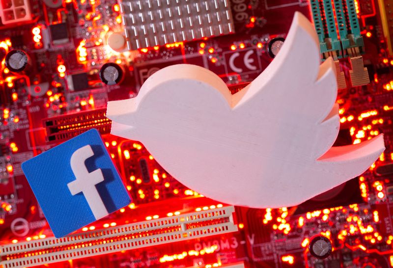 © Reuters. FILE PHOTO: 3D printed Facebook and Twitter logos are placed on a computer motherboard in this illustration taken January 21, 2021. REUTERS/Dado Ruvic/Illustration