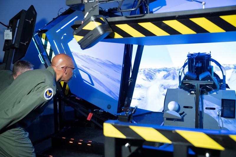 &copy; Reuters. رئيس أركان القوات الجوية الأمريكية تشارلز براون يتفقد جهاز محاكاة للتدريب أثناء زيارة إلى سويسرا في 15 مارس آذار 2022. رويترز