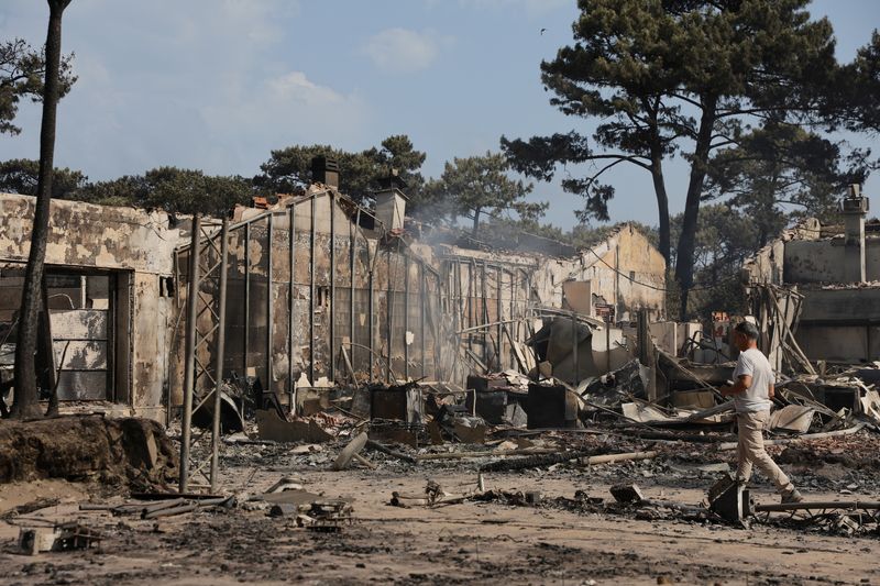 &copy; Reuters. FOTO DE ARCHIVO. Escombros en un camping de Dune du Pilat destruido por un gran incendio cerca del bosque de La Teste-de-Buch mientras los incendios forestales continúan extendiéndose en la región de Gironda, en el suroeste de Francia. 19 de julio de 2