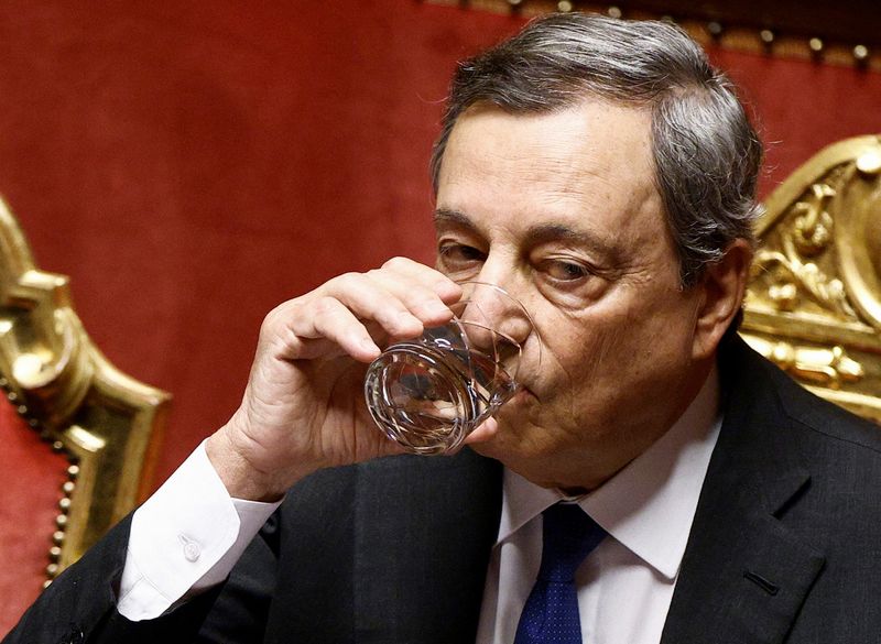 © Reuters. Italian Prime Minister Mario Draghi drinks water during his address to the Senate ahead of a confidence vote for the government after he tendered his resignation last week in the wake of a mutiny by a coalition partner, in Rome, Italy July 20, 2022. REUTERS/Guglielmo Mangiapane