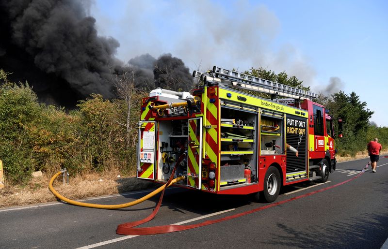 &copy; Reuters. سيارة إطفاء تشارك في إخماد حريق بشرق لندن يوم 19 يوليو تموز 2022. تصوير: توني أوبرين - رويترز
