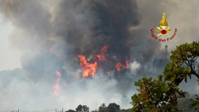 &copy; Reuters. Los bomberos luchan contra los incendios forestales en Duino, cerca de Trieste, Italia, el 20 de julio de 2022, en esta captura de pantalla tomada de un vídeo. Vigili del Fuoco/Handout via REUTERS 