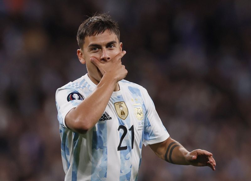 &copy; Reuters. باولو ديبالا بقميص منتخب الأرجنتين في أول يونيو حزيران 2022. رويترز