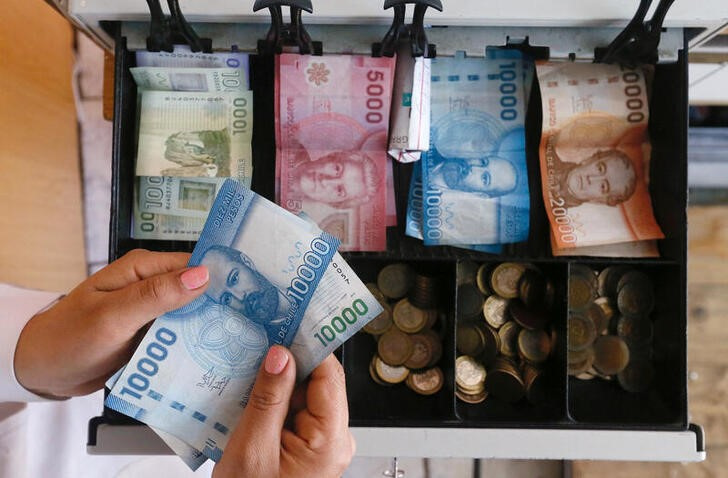 &copy; Reuters. Notas e moedas de peso chileno
16/08/2016. REUTERS/Rodrigo Garrido/