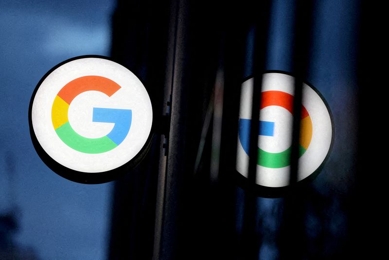 © Reuters. FILE PHOTO: The logo for Google LLC is seen at the Google Store Chelsea in Manhattan, New York City, U.S., November 17, 2021. REUTERS/Andrew Kelly/