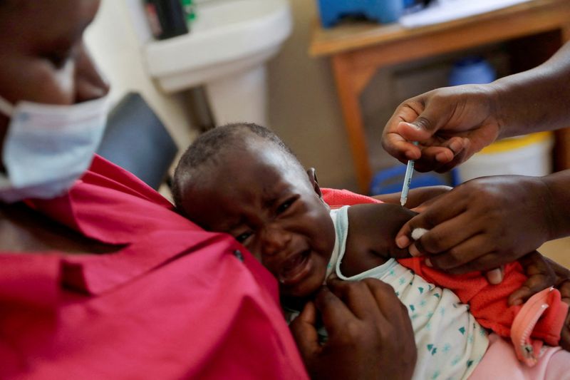 &copy; Reuters. Imagen de archivo de una enfermera administrando la vacuna contra la malaria a un bebé en el hospital del subcondado de Lumumba en Kisumu, Kenia. 1 de julio, 2022. REUTERS/Baz Ratner/Archivo