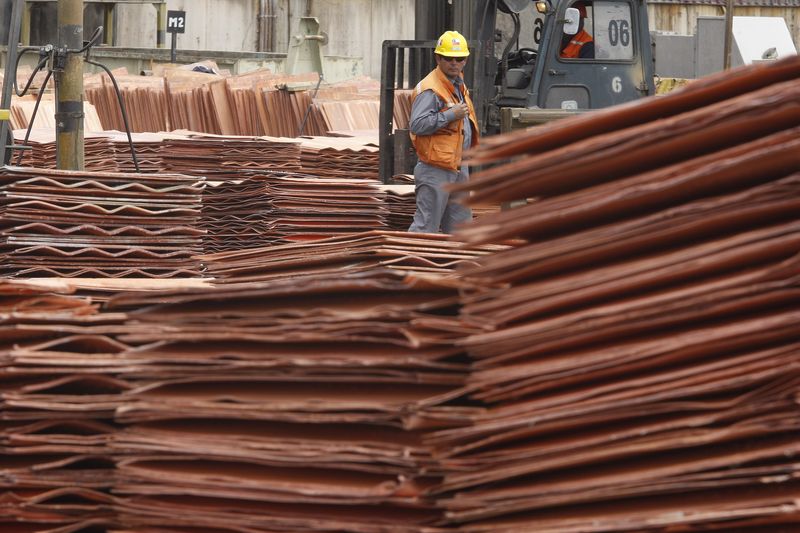 &copy; Reuters. Imagen de archivo de un trabajador caminando dentro de la planta de cátodos de cobre en la mina de cobre Radomiro Tomic de Chile, cerca de la mina Chuquicamata