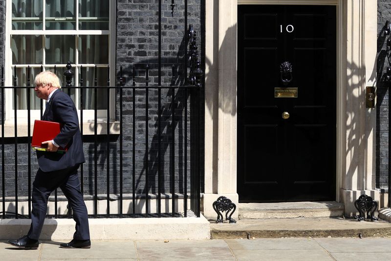 &copy; Reuters. El primer ministro británico, Boris Johnson, camina frente a Downing Street en Londres, Gran Bretaña. 20 de julio de 2022. REUTERS/Hannah McKay