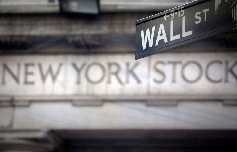&copy; Reuters. La Bourse de New York a ouvert en baisse mercredi sur des prises de bénéfices après la forte hausse de la veille, les investisseurs digérant par ailleurs les nouveaux résultats des entreprises et l'impact de l'inflation sur la croissance. /Photo d'ar