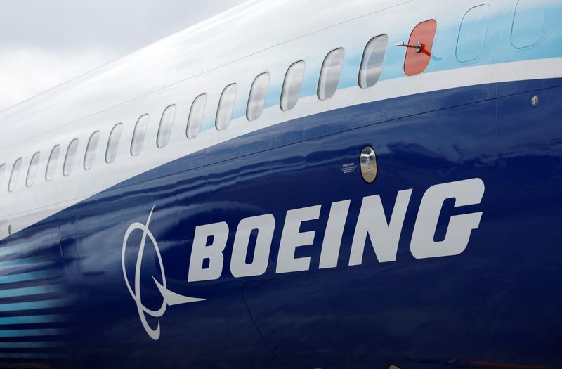 © Reuters. The Boeing logo is seen on the side of a Boeing 737 MAX at the Farnborough International Airshow, in Farnborough, Britain, July 20, 2022.  REUTERS/Peter Cziborra