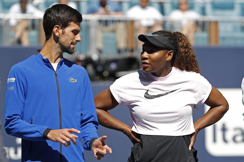 &copy; Reuters. Imagen de archivo del tenista serbio Novak Djokovic conversando con la estadounidense Serena Williams durante una ceremonia de corte inaugural de la nueva cancha en el Hard Rock Stadium antes de jugar la primera ronda del Abierto de Miami en el Miami Open
