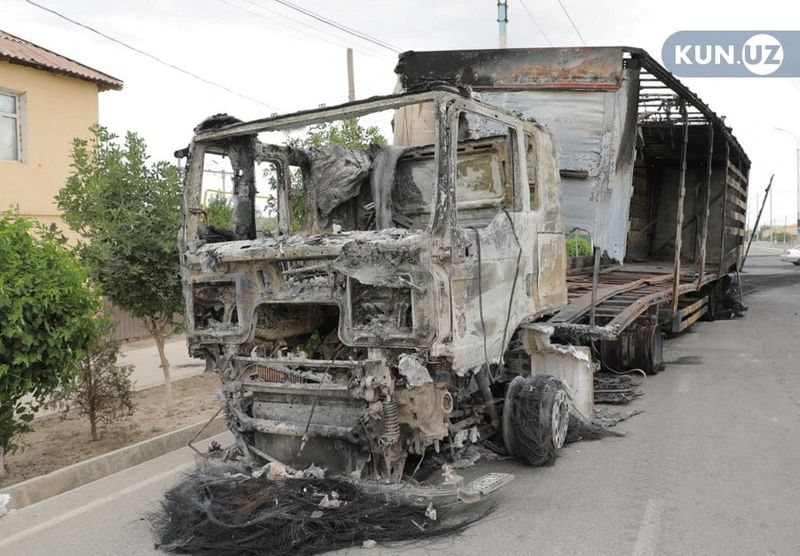 &copy; Reuters. شاحنة محترقة إثر احتجاجات وقعت في جمهورية قرقل باغستان بأوزبكستان في الثالث من يوليو تموز  2022. صورة لرويترز ( يحظر إعادة بيعها أو وضعها في ال