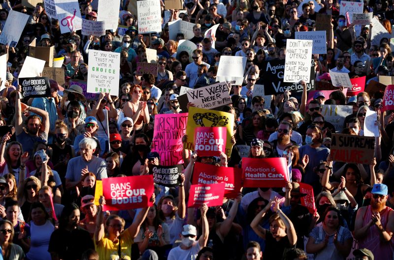 &copy; Reuters. FILE PHOTO: Abortion rights protesters gather at the Utah State Capitol after the United States Supreme Court ruled in the Dobbs v Women’s Health Organization abortion case, overturning the landmark Roe v Wade abortion decision, in Salt Lake City, Utah,