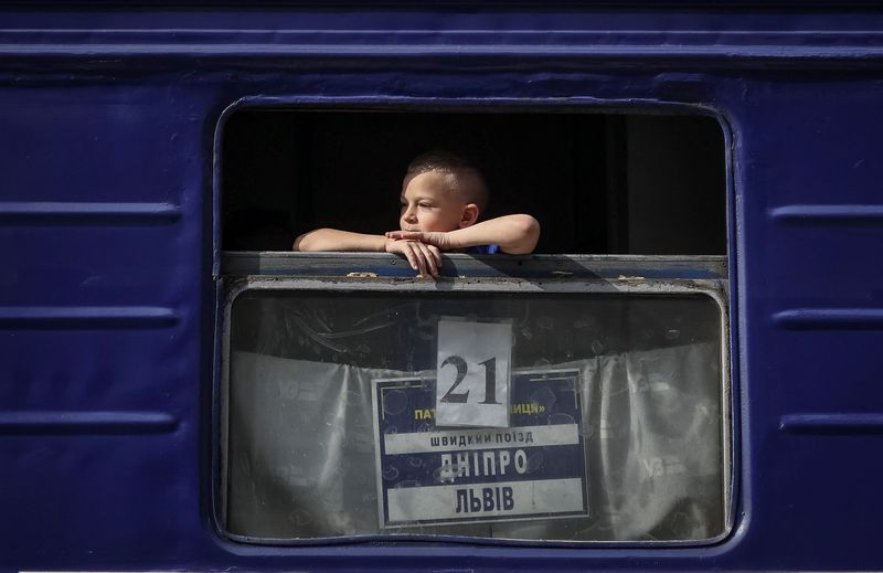 © Reuters. A boy looks out the window of a train to Dnipro and Lviv during an evacuation effort from war-affected areas of eastern Ukraine, amid Russia's invasion of the country, in Pokrovsk, Donetsk region, Ukraine July 20, 2022. REUTERS/Gleb Garanich