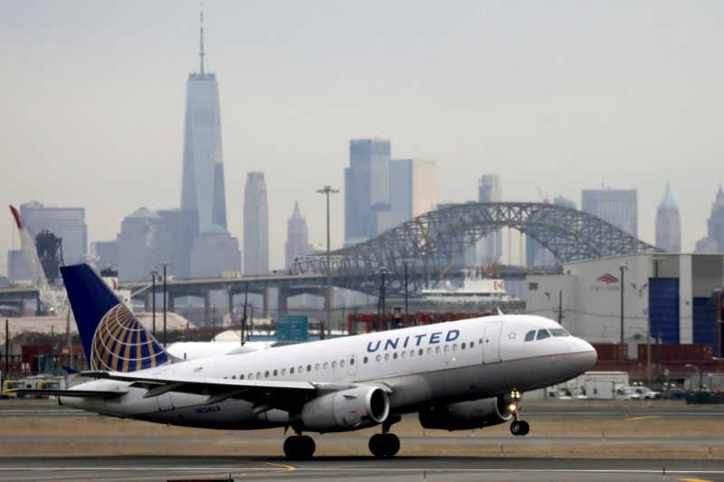 © Reuters. Avião da United decola de aeroporto com Nova York ao fundo
6/12/2019 
REUTERS/Chris Helgren