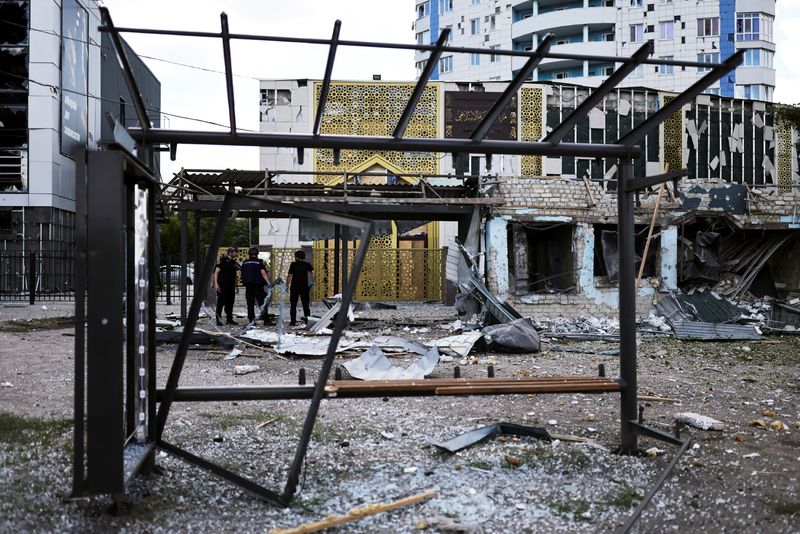 &copy; Reuters. Police officers look at a bus stop, a mosque and buildings damaged by a Russian military strike, as Russia's invasion of Ukraine continues, in Kharkiv, Ukraine July 20, 2022. REUTERS/Nacho Doce