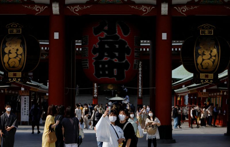 &copy; Reuters. 　７月２１日、フジテレビなど国内メディアの報道によると、東京都の新型コロナ新規感染者数が２１日、初めて３万人を超え過去最多となる見通し。写真は都内の浅草で６月撮影（２０２