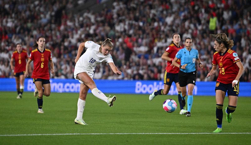 &copy; Reuters. La inglesa Georgia Stanway marca su segundo gol contra España en el Estadio American Express Community, Brighton, Reino Unido, 20 de julio de 2022. REUTERS/Dylan Martinez