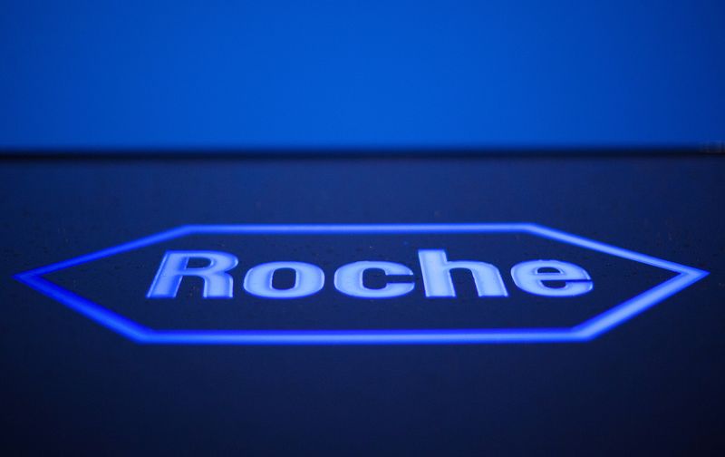 &copy; Reuters. FILE PHOTO: A logo of Swiss pharmaceutical company Roche in Rotkreuz, Switzerland, April 12, 2012.    REUTERS/Michael Buholzer