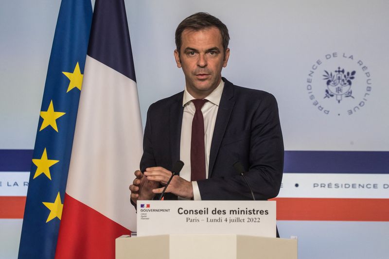 &copy; Reuters. FILE PHOTO: Newly named French government spokesperson Olivier Veran speaks during a news conference following the first new cabinet meeting of the government at the Elysee Palace in Paris, France, July 4, 2022. Christophe Petit Tesson/Pool via REUTERS
