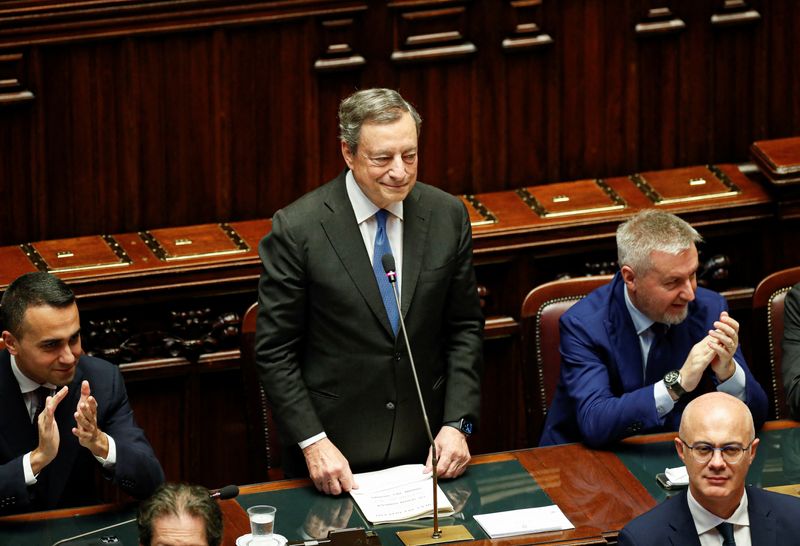 &copy; Reuters. El primer ministro de Italia, Mario Draghi, durante su intervención en la Cámara Baja del Parlamento antes de un voto de confianza para el Gobierno después de que presentara su dimisión la semana pasada a raíz de un motín de un socio de la coalició