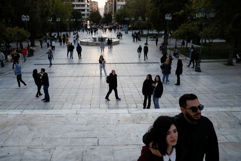 © Reuters. FILE PHOTO: People walk in Syntagma square, in Athens, Greece April 20, 2022. REUTERS/Costas Baltas