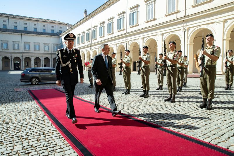 &copy; Reuters.   ７月２１日、イタリアのドラギ首相は２１日、マッタレッラ大統領に辞表を提出した。写真は同日、ローマの大統領宮に到着したドラギ氏。大統領府提供（２０２２年　ロイター） 