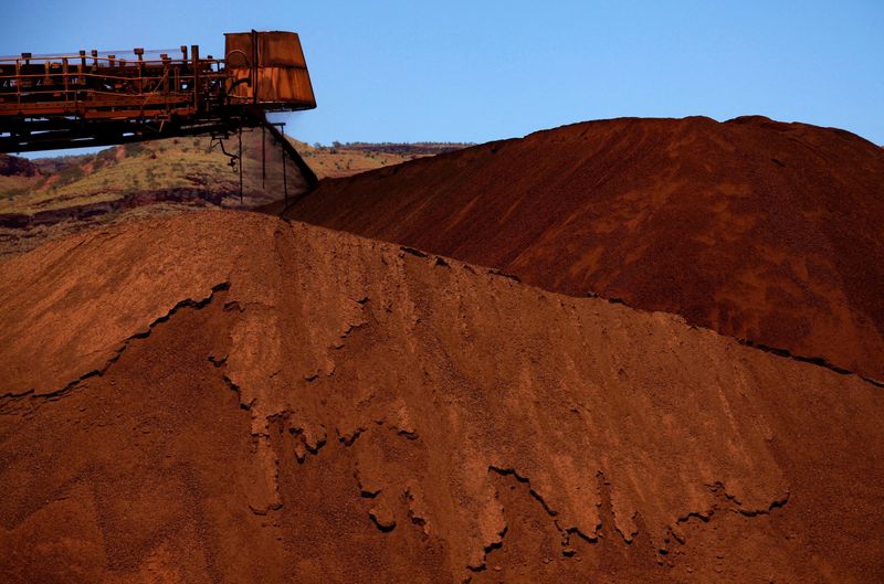 &copy; Reuters. FOTO DE ARCHIVO: Una máquina descarga mineral de hierro en un montón en una mina situada en la región de Pilbara, en Australia Occidental