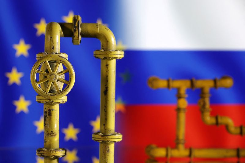 &copy; Reuters. Dutos de gás natural à frente de bandeiras da União Europeia e da Rússia em foto de ilustração
18/07/2022 REUTERS/Dado Ruvic