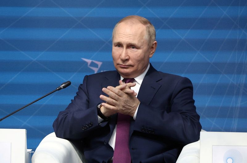 &copy; Reuters. ロシアのペスコフ大統領報道官は２１日、プーチン大統領の健康状態は良好だとし、健康不安説を否定した。２０日の代表撮影。（２０２２年　ロイター）