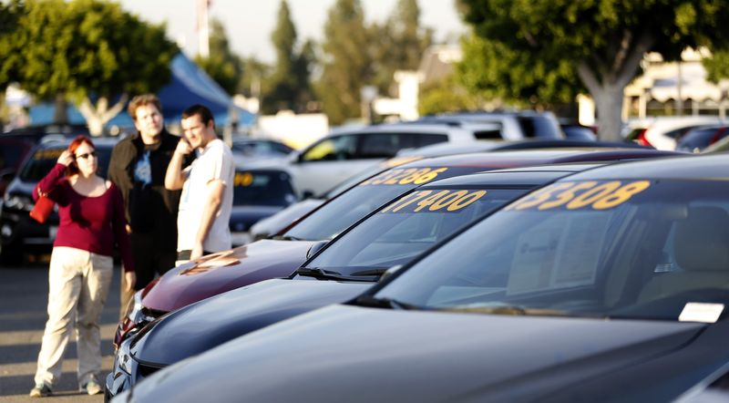 &copy; Reuters. FILE PHOTO: People look at vehicles for sale on the lot at AutoNation dealership in Cerritos, California December 9, 2015.   REUTERS/Mario Anzuoni/File Photo