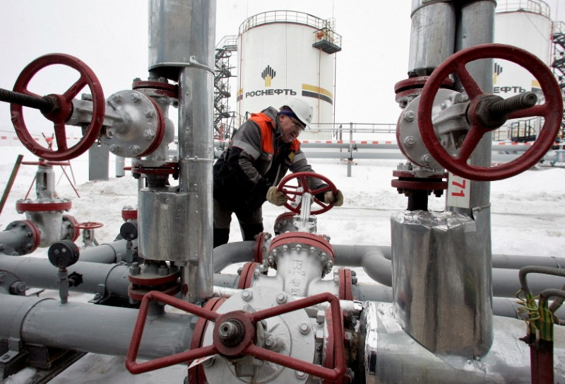 &copy; Reuters. FOTO DE ARCHIVO: Un trabajador gira una válvula en el campo petrolífero Gremikhinskoye de UdmurtNeft, al este de Izhevsk, cerca de los Montes Urales.