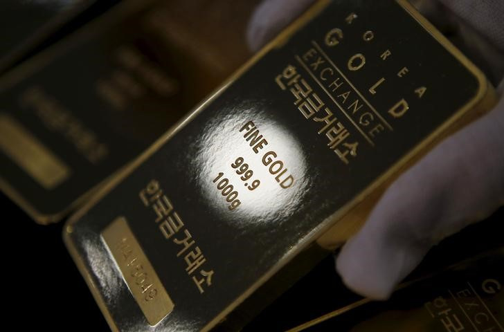 &copy; Reuters. Imgen de archivo de un empleado mostrando un lingote de oro en el Korea Gold Exchange de Seúl