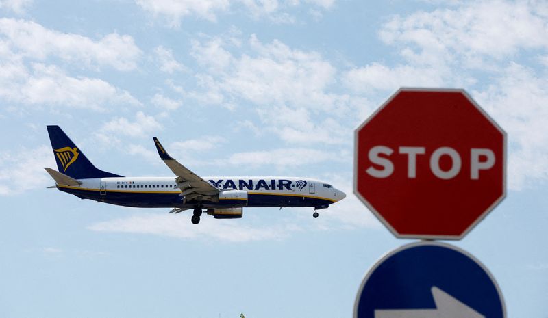 &copy; Reuters. FILE PHOTO: A Ryanair aircraft approaches Josep Tarradellas Barcelona - El Prat airport during the cabin crew strike, while it passes next to the Stop traffic signal, near Barcelona, Spain, June 30, 2022. REUTERS/ Albert Gea