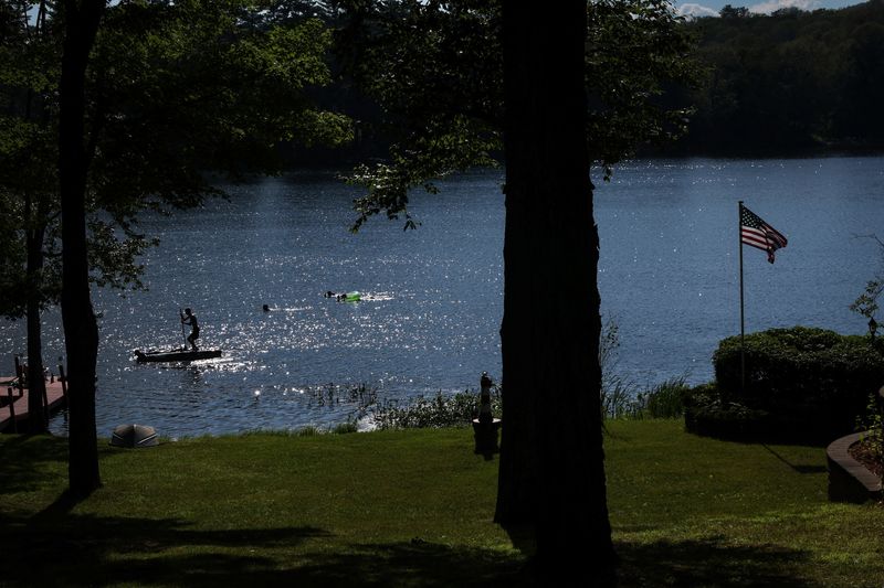 &copy; Reuters. FILE PHOTO: Kids swim in Schroon Lake during hotter than normal temperatures in Schroon, New York, U.S., July 20, 2022. REUTERS/Shannon Stapleton