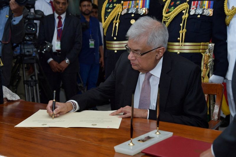 &copy; Reuters. Ranil Wickremesinghe toma posse como novo presidente de Sri Lanka em cerimônia no parlamento, em Colombo, Sri Lanka 
21/07/2022 Escritório do presidente de Sri Lanka via REUTERS. SEM REVENDAS. SEM ARQUIVOS. IMAGEM FORNECIDA POR TERCEIROS