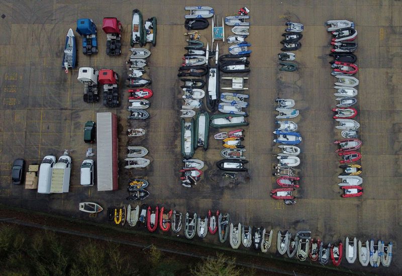 &copy; Reuters. Barcos infláveis, que se acredita terem sido usados por imigrantes que cruzaram o Canal da Mancha, são armazenados em Dover, Reino Unido
15/07/2021 REUTERS/Matthew Childs