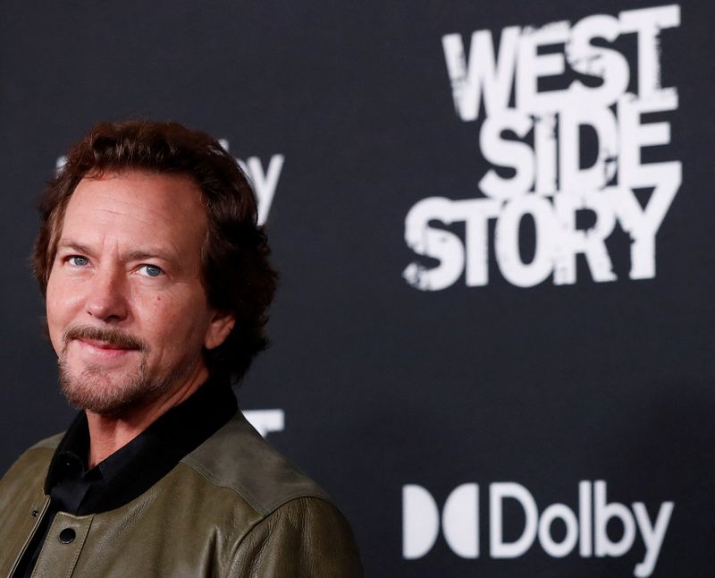 &copy; Reuters. Imagen de archivo del cantante de Pearl Jam, Eddie Vedder, asistiendo al estreno de la película West Side Story en el teatro El Capitán en Los Ángeles, California, Estados Unidos. 7 de diciembre, 2021. REUTERS/Mario Anzuoni/Archivo