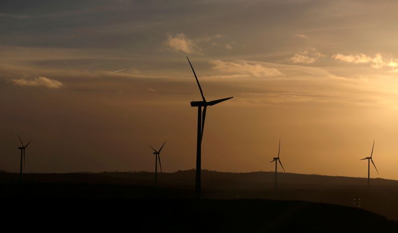 &copy; Reuters. FOTO DE ARCHIVO: Molinos de viento de un parque eólico en Moranchón, provincia de Guadalajara, Castilla-La Mancha, España, el 17 de diciembre de 2012. REUTERS/Sergio Pérez