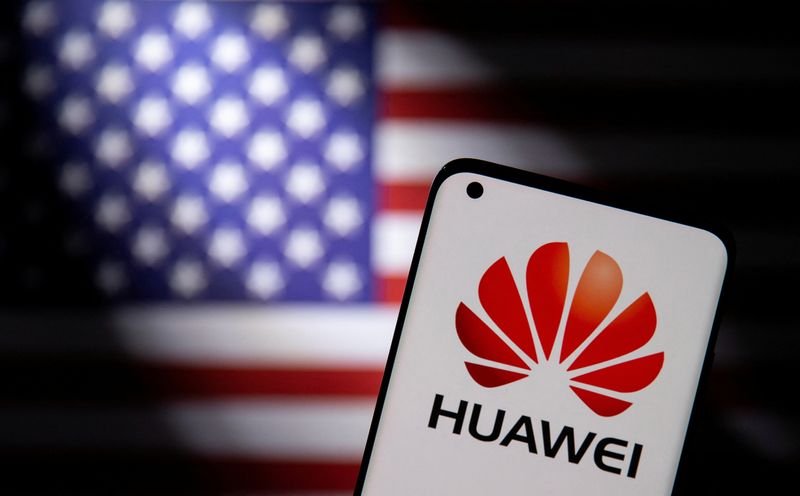 © Reuters. FILE PHOTO: Smartphone with a Huawei logo is seen in front of a U.S. flag in this illustration taken September 28, 2021. REUTERS/Dado Ruvic/Illustration/File Photo