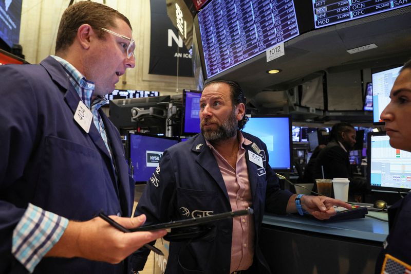 &copy; Reuters. La Bourse de New York a ouvert en ordre dispersé jeudi, les investisseurs cherchant des signes positifs dans les résultats des grandes entreprises face à des perspectives sur la demande mondiale assombries par les craintes d'une récession. /Photo pris