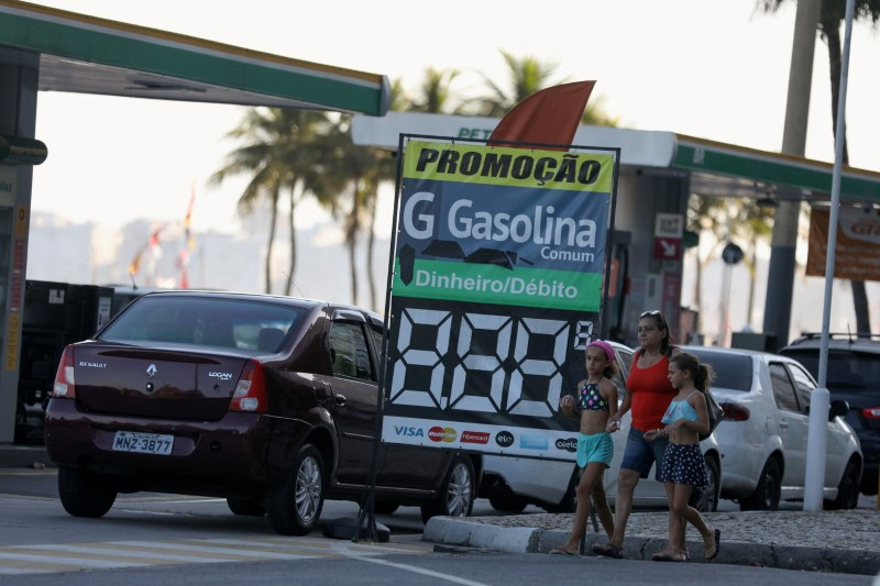 &copy; Reuters. Placa de posto de gasolina no Rio de Janeiro. REUTERS/Pilar Olivares/File Photo