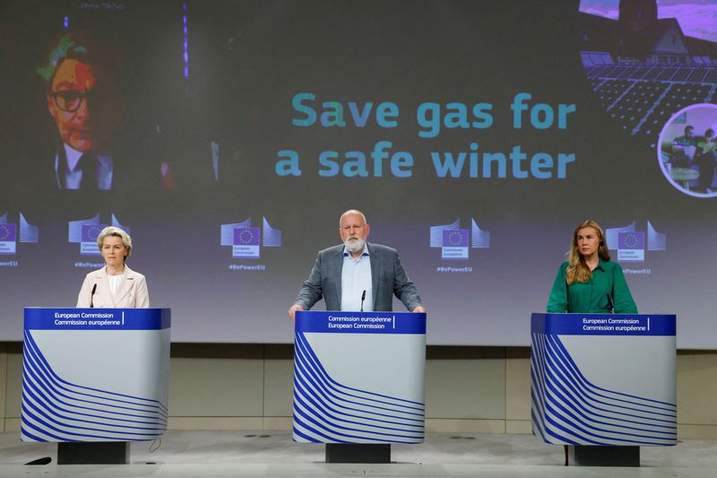 &copy; Reuters. La presidenta de la Comisión Europea, Ursula von der Leyen, el vicepresidente de la Comisión Europea, Frans Timmermans, y la comisaria europeo Kadri Simson celebran una rueda de prensa en Bruselas, Bélgica, el 20 de julio de 2022. REUTERS/Yves Herman